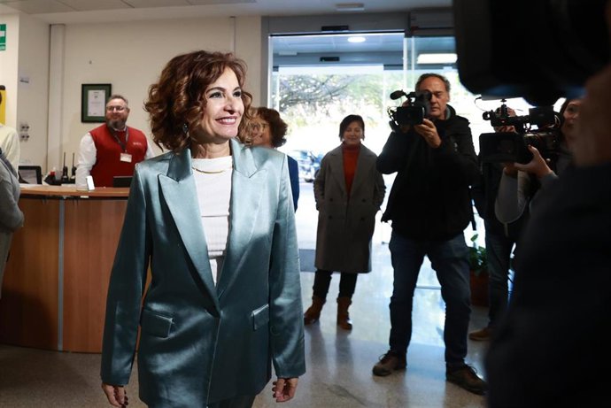 La vicepresidenta primera del Gobierno y ministra de Hacienda, María Jesús Montero (1i), visita la Estación Biológica de Doñana (EBD), perteneciente al Consejo Superior de Investigaciones Científicas (CSIC). En la Estación Biológica de Doñana-CSIC. A 3 de