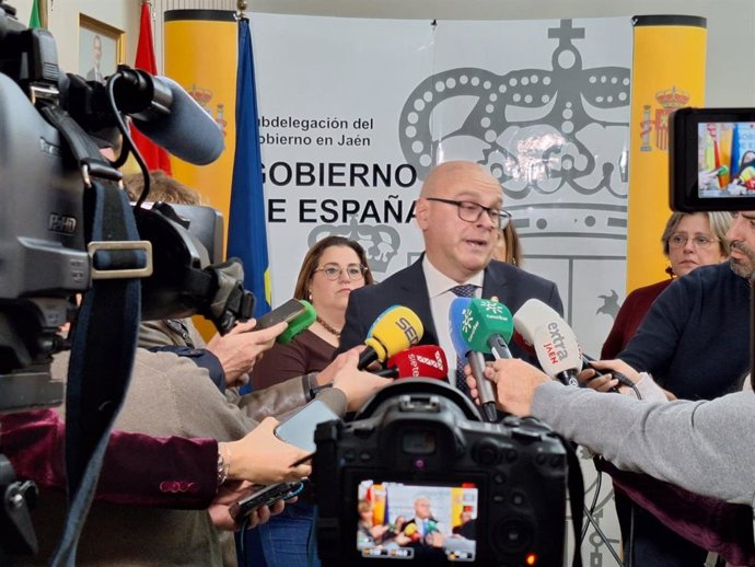 Manuel Fernández atendiendo a las preguntas de los periodistas