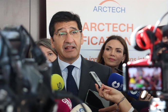 El vicepresidente segundo de Castilla-La Mancha, José Manuel Caballero, atiende a los medios en Puertollano.