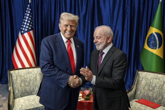 Archivo - October 26, 2025, Kuala Lumpur, Malaysia: U.S. President Donald Trump, left, shakes hands with Brazilian President Luiz Inacio Lula da Silva, right, before the start of a bilateral meeting on the sidelines of the ASEAN Summit at the Kuala Lumpur