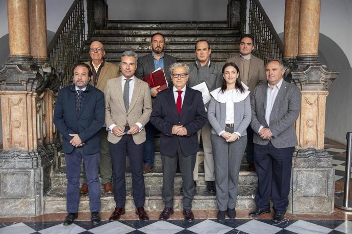 El presidente de la Diputación de Córdoba, Salvador Fuentes (centro), tras la firma de los acuerdos con distintas entidades.