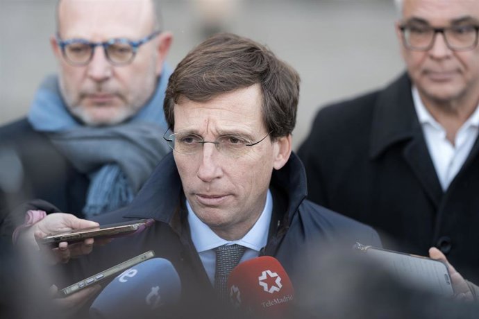 El alcalde de Madrid, José Luis Martínez-Almeida, durante un minuto de silencio por el asesinato por violencia de género de una vecina de Torrejón de Ardoz