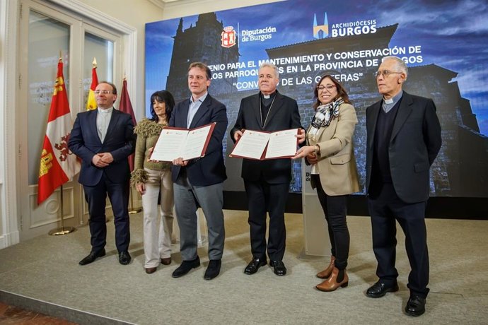 Representantes de la Iglesia con el arzobispo Mario Iceta, y de la Diputación con el presidente Borja Suárez, muestran el convenio firmado