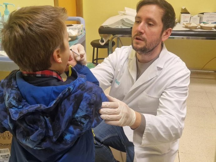 Vacunar a los niños y jóvenes contra la gripe protege su salud y reduce hospitalizaciones.