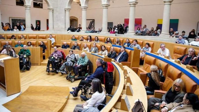El presidente del Gobierno de La Rioja, Gonzalo Capellán, junto a la directora general de Dependencia, Discapacidad y Mayores, Ana Zuazo, participa en el acto institucional con motivo del Día Internacional y Europeo de las Personas con Discapacidad