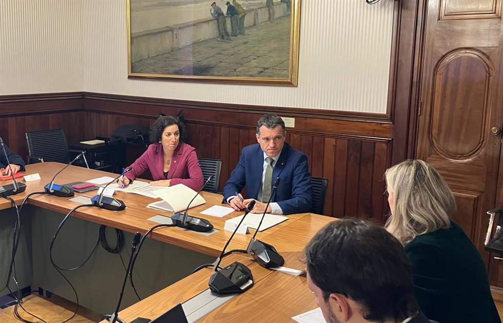 Los consellers Alicia Romero y scar Ordeig en la reunión para decidir las ayudas al sector porcino por la PPA.