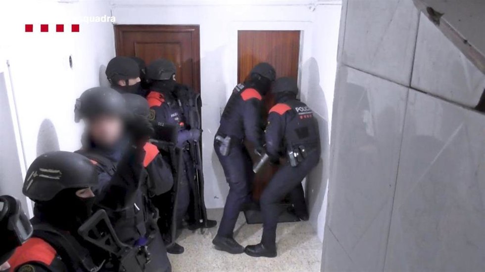 Efectivos de orden público en la entrada y registro de uno de los domicilios