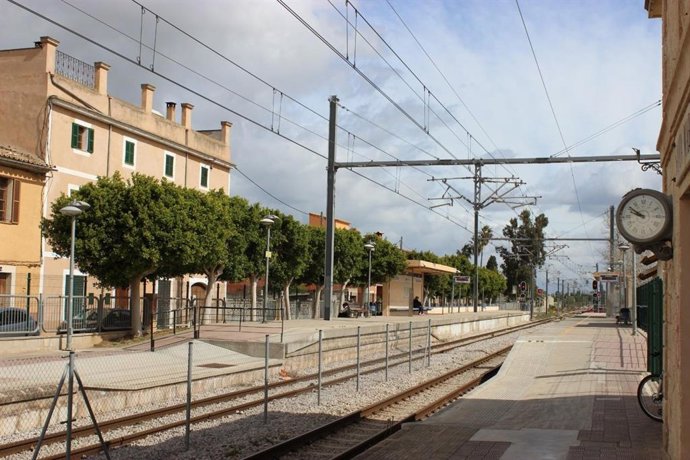 Andenes de la estación de tren de Santa María del Camí.