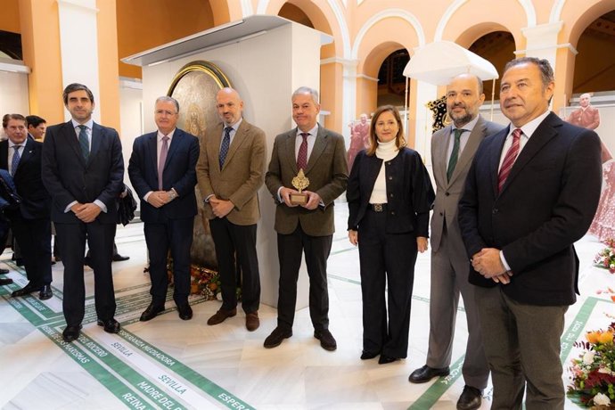 El alcalde de Sevilla, José Luis Sanz, inaugura en el Ayuntamiento la exposición 'Rocío de Sevilla. 75 Estrellas' .