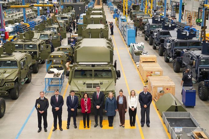 Foto de familia durante la visita a las instalaciones de URO Vehículos Especiales S.A., a 10 de noviembre de 2025, en Valga, Pontevedra, Galicia (España). 