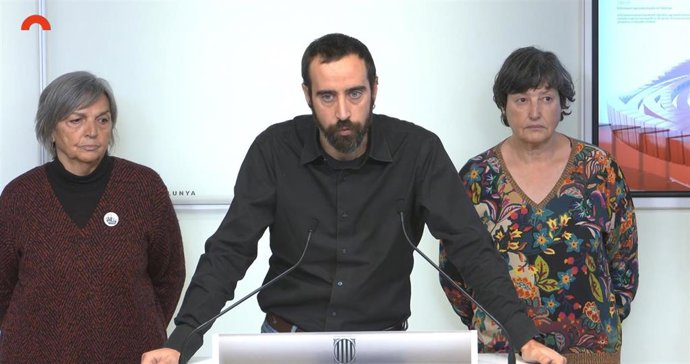El abogado David Aranda, de Arrels Advocats e integrante de Alerta Solidària, durante la rueda de prensa este miércoles de ERC, Comuns y la CUP con a la red Dret i Presó en el Parlament de Catalunya