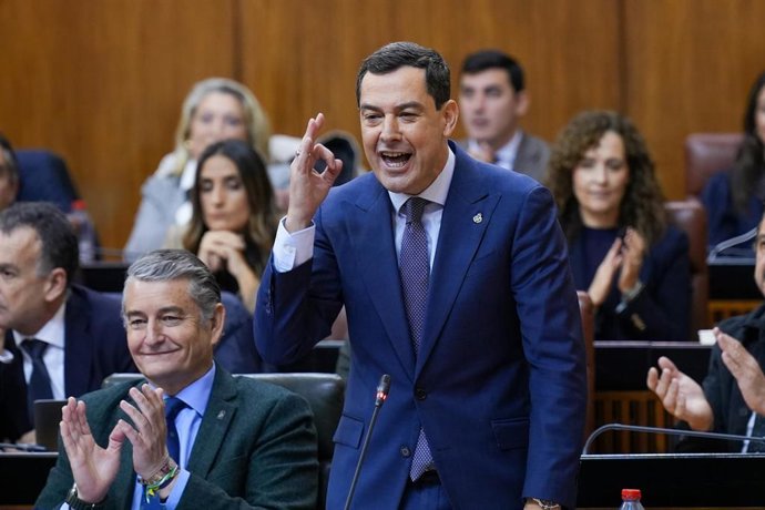 El presidente de la Junta de Andalucía, Juanma Moreno, responde a las preguntas de los grupos políticos en la sesión de control al Gobierno del Parlamento de Andalucía. A 3 de diciembre de 2025, en Sevilla (Andalucía, España). Segunda jornada de Pleno, co