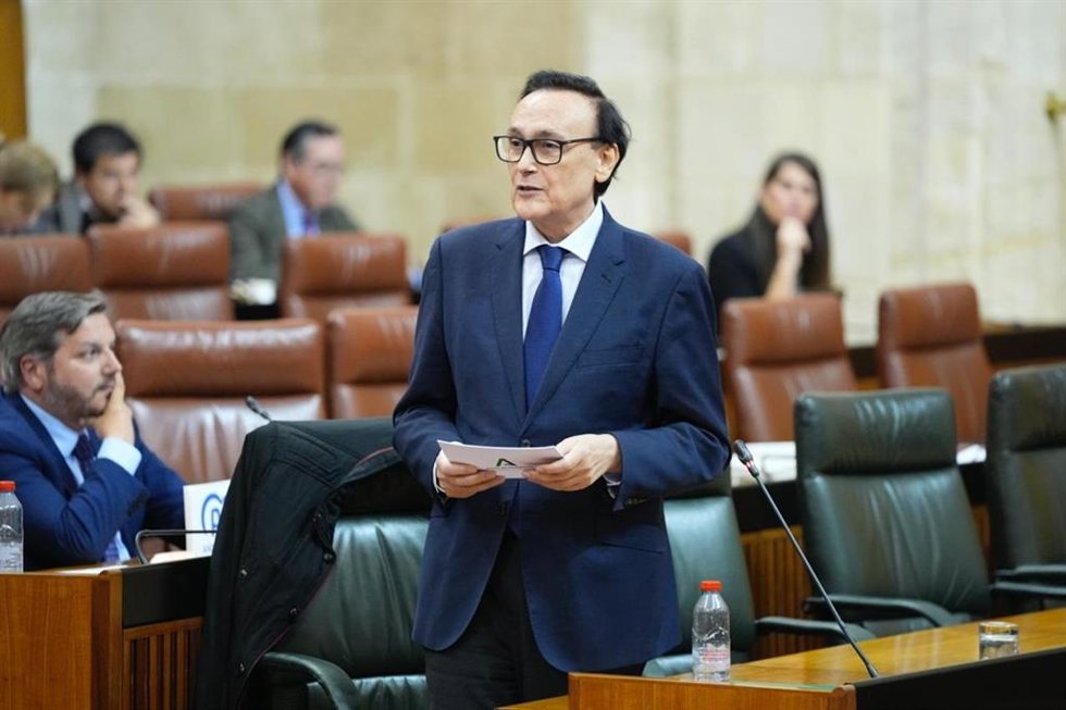 El consejero de Universidad, José Carlos Gómez Villamandos, en el pleno del Parlamento del 3 de diciembre de 2025.