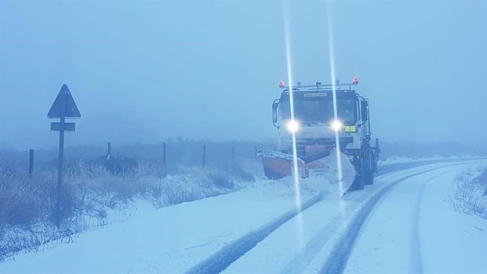 Archivo - Quitanieves del dispositivo de vialidad invernal de Ávila. ARCHIVO