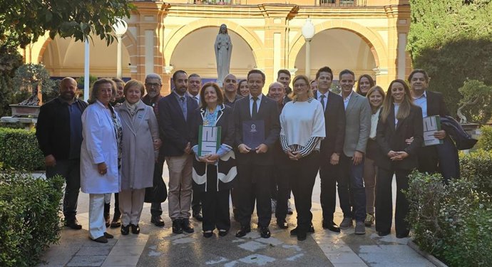 Foto de familia durante el acto de firma del convenio de colaboración entre la UCAM y la Fundación Never Surrender