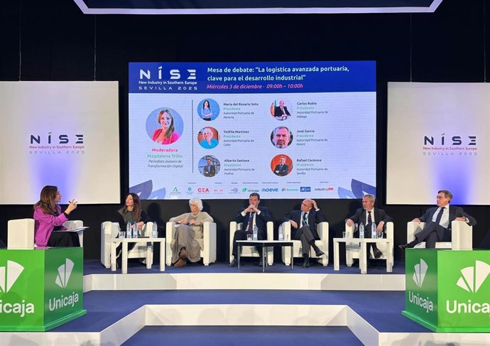 La presidenta de la Autoridad Portuaria de Almería (APA), Rosario Soto, interviene en la mesa de debate sobre logística avanzada portuaria junto a los presidentes de los puertos andaluces en el congreso NISE Sevilla 2025.