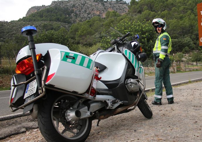 Un agente de la Agrupación de Tráfico de la Guardia Civil.