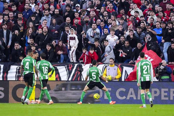 Los jugadores del Real Betis gesticulan a la grada del Ramón Sánchez-Pizjuán.