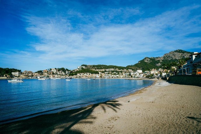 Vista general del puerto de Sóller y su playa.