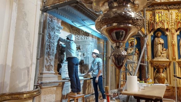 La restauradora Josefina Monteaguado trabajan en la urna de Alfonso X