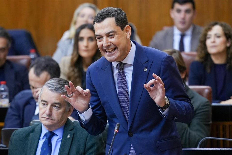El presidente de la Junta de Andalucía, Juanma Moreno, este miércoles en el Pleno del Parlamento durante la sesión de control al gobierno. 