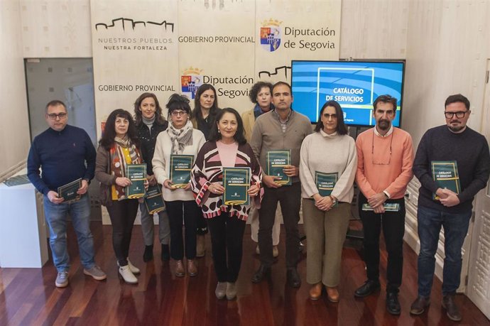 La diputada de Asistencia a Municipios, Pilar Martín (centro), con técnicos de su área en la presentación del Catálogo de Servicios de la Diputación de Segovia.