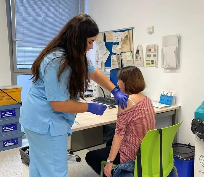 Una mujer recibe la vacuna de la gripe. - OSAKIDETZA