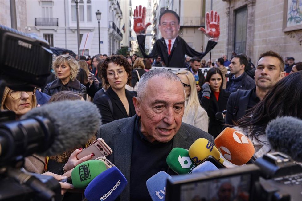 El síndic de Compromís, Joan Baldoví (c), durante la protesta frente a Les Corts Valencianes, a 27 de noviembre de 2025, en Valencia, Comunidad Valenciana (España)