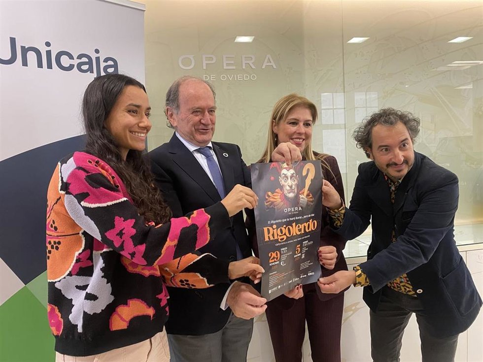 La actriz Ana Santos, que interpreta el papel de La Muerte en Rigolerdo; el presidente de la Ópera de Oviedo, Juan Carlos Rodríguez-Ovejero; la directora de Zona de Unicaja en Asturias Centro, Ana Fonseca; y el intérprete de Rigolerdo, Josep M. Riera