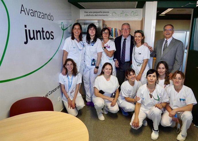 El director gerente del Caule, Alfonso Rodríguez-Hevia González (centro) y el presidente de AECC León, Estanislao de Luis Calabuig (derecha), durante su visita a la nueva sala de respiro.