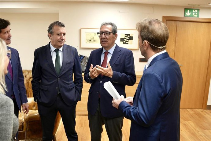 El presidente de la Diputación de Sevilla, Javier Fernández (i), junto al presidente de la Fundación Cajasol, Antonio Pulido (c), al inicio de su  participación en la jornada de hoy en un nuevo Encuentro Ser organizado por Radio Sevilla.