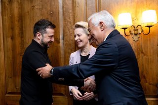 Archivo - El presidente de Ucrania, Volodimir Zelenski, bromea con la presidenta de la Comisión Europea, Ursula von der Leyen, y el presidente del Consejo Europeo, António Costa, en una reunión de líderes en Munich (Alemania).
