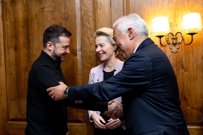 Archivo - Arquivo - O presidente ucraniano Volodimir Zelenski brinca com a presidente da Comissão Europeia, Ursula von der Leyen, e o presidente do Conselho Europeu, António Costa, em uma reunião de líderes em Munique, Alemanha.
