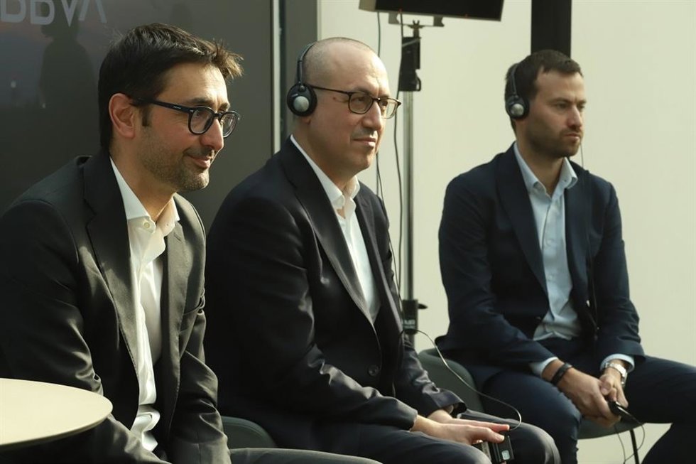 EL responsable de banca digital de BBVA en Italia,  Walter Rizzi, el CEO del grupo, Onur Gen, y el responsable de bancos digitales, Murat Kalkan, a 3 de diciembre de 2025 en Milán (Italia).