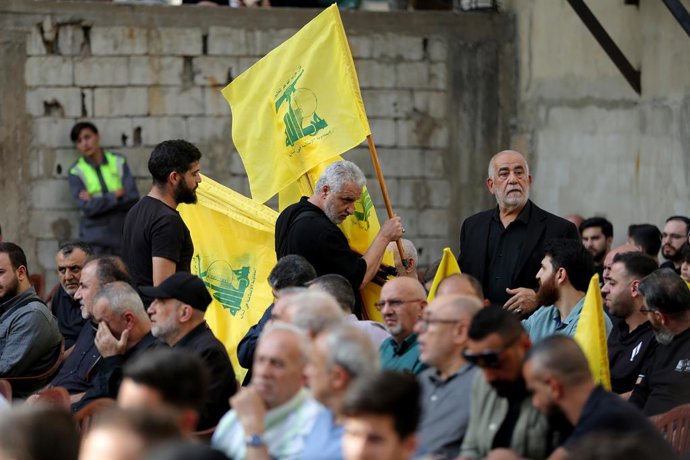 Imagem de arquivo das bandeiras dos partidos da milícia do Hezbollah.