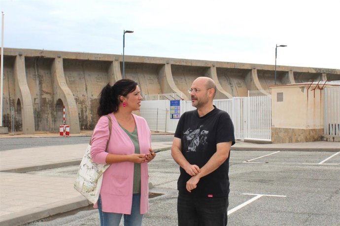 La portavoz adjunta del grupo municipal Con Málaga, Toni Morillas, presentará en la próxima Comisión de Urbanismo del Ayuntamiento de la ciudad una moción para paralizar definitivamente el proyecto del mega rascacielos en el Dique de Levante