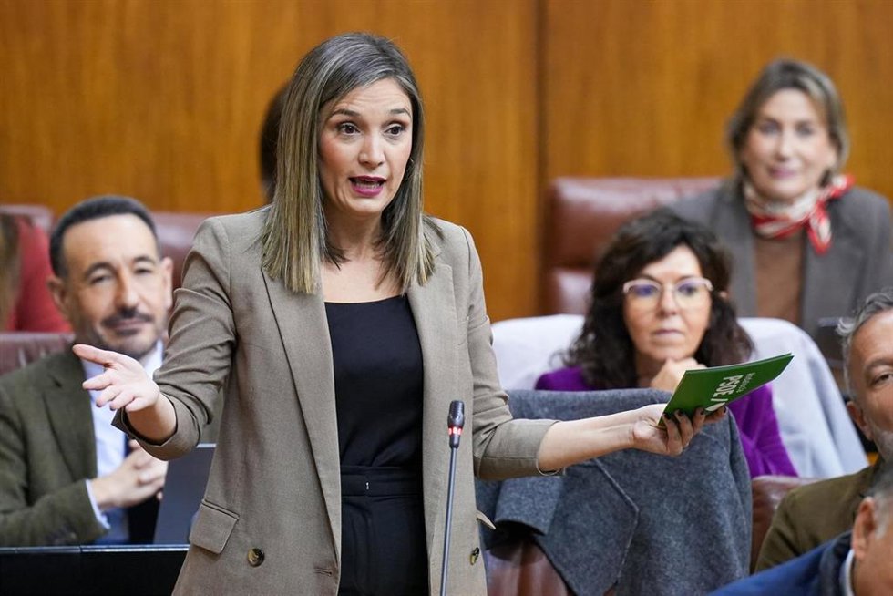 La portavoz parlamentaria del PSOE-A, María Márquez, interviene durante la sesión de control en el pleno del Parlamento andaluz. A 3 de diciembre de 2025, en Sevilla (Andalucía, España). Segunda jornada de Pleno, con Sesión de Control al Gobierno y preg