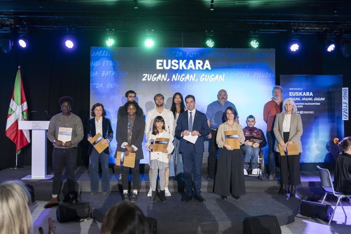 Con el lema 'Euskara nigan, zugan, gugan', en el acto se ha hecho una invitación a la ciudadanía para que 'encienda la luz del euskera'