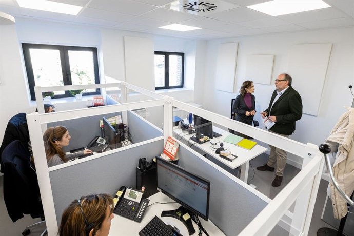 El consejero de Participación Ciudadana y Regimén Interior, Alfonso Mendoza, visita las instalaciones del servicio telefónico 010.