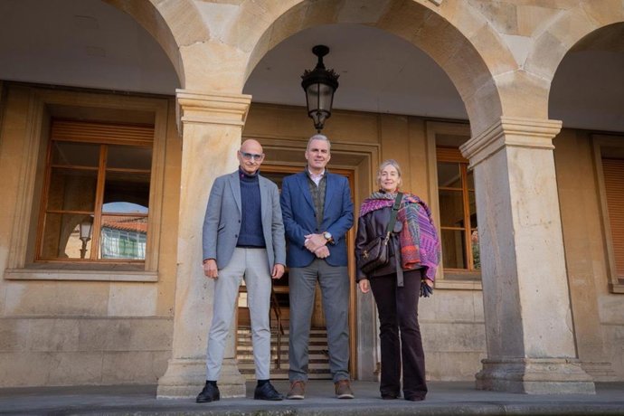 El portavoz de Vox en el Ayuntamiento de Madrid, Javier Ortega Smith, con dos compañeros, concejales en Soria