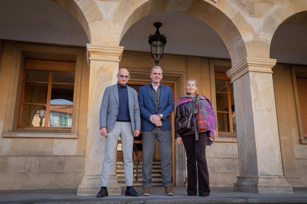 El portavoz de Vox en el Ayuntamiento de Madrid, Javier Ortega Smith, con dos compañeros, concejales en Soria