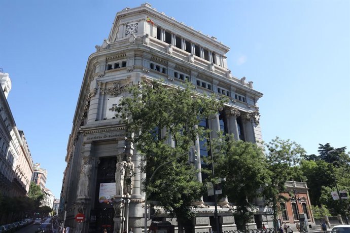Archivo - Fachada del Edificio de las Cariátides, donde se encuentra el Instituto Cervantes