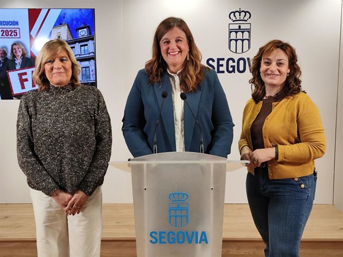La concejal Raquel de Frutos (izda), la portavoz socialista Clara Martín y la concejal Mayte Mañas.