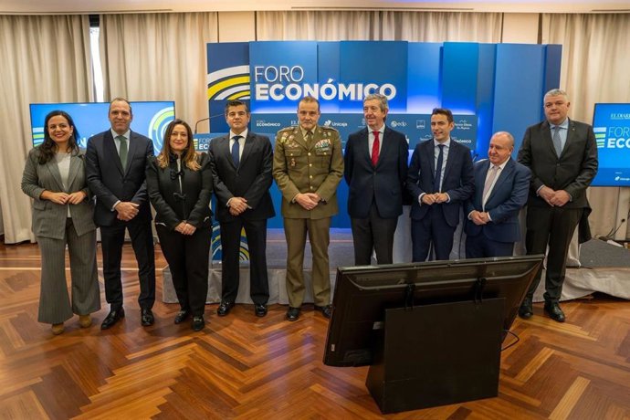 El general Víctor Bados, director del Instituto Español de Estudios Estratégicos, junto algunos de los asistentes al Foro Económico del Diario Montañés, del que este miércoles ha sido protagonista