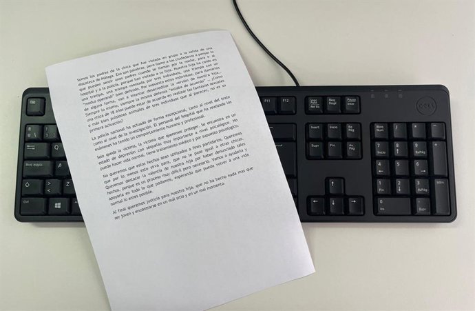 Los padres de la joven que fue violada a la salida de una discoteca en Málaga han escrito una carta abierta en la que consideran que su hija cayó "en una trampa" con un "modus operandi definido" por los tres jóvenes ahora en prisión provisional.