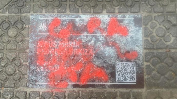 Placa en recuerdo de José María Pedrosa, edil del PP de Durango (Bizkaia) asesinado por ETA, sobre la que han pintado 'Gora ETA'