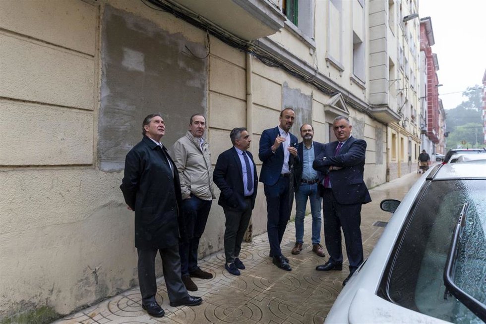 Archivo - El consejero de Fomento, Roberto  Media, y el alcalde de Torrelavega, Javier López Estrada, junto al edificio de La Inmobiliaria donde se van a construir 12 viviendas de alquiler asequible