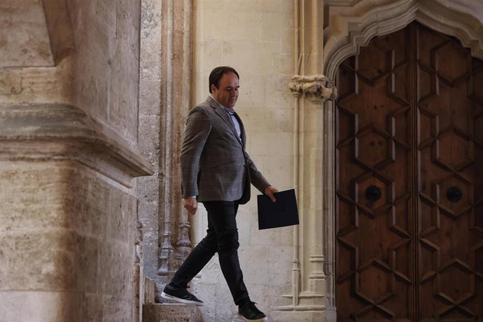 El nuevo president de la Generalitat, Juanfran Pérez Llorca, a su llegada a una rueda de prensa