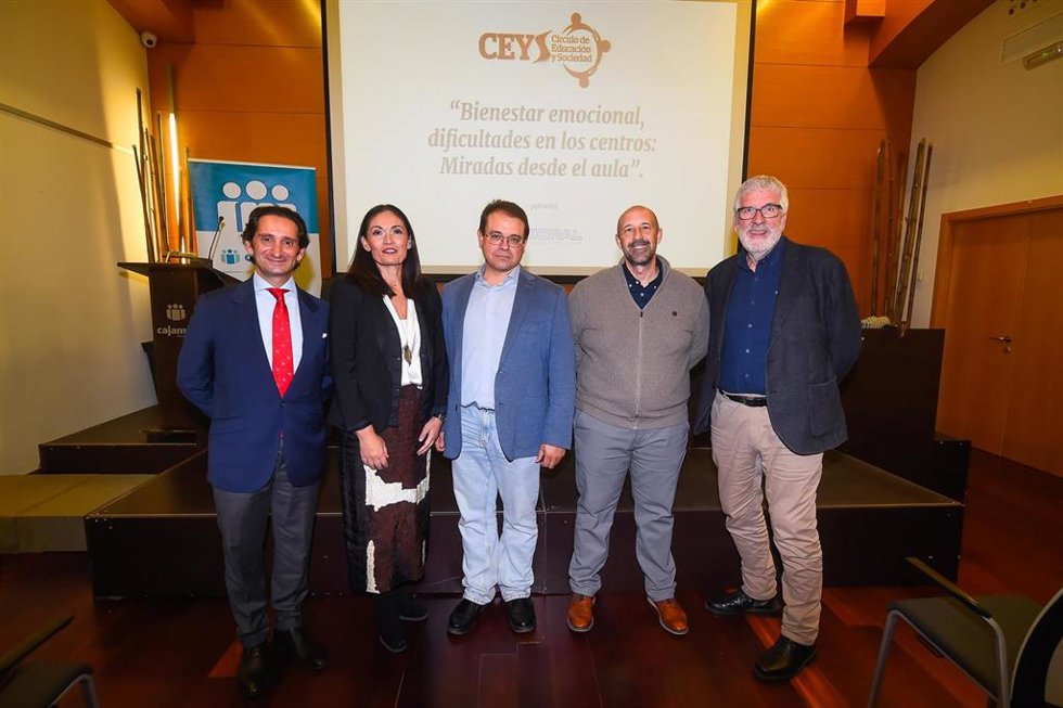Manuel Márquez, director de CESUR en Málaga; Ana Martínez, moderadora del encuentro; Diego Palacios, director del IES Martiricos; y Marcos Tello, director pedagógico del Colegio Madre Asunción, y Gregorio Luri, profesor y filósofo.