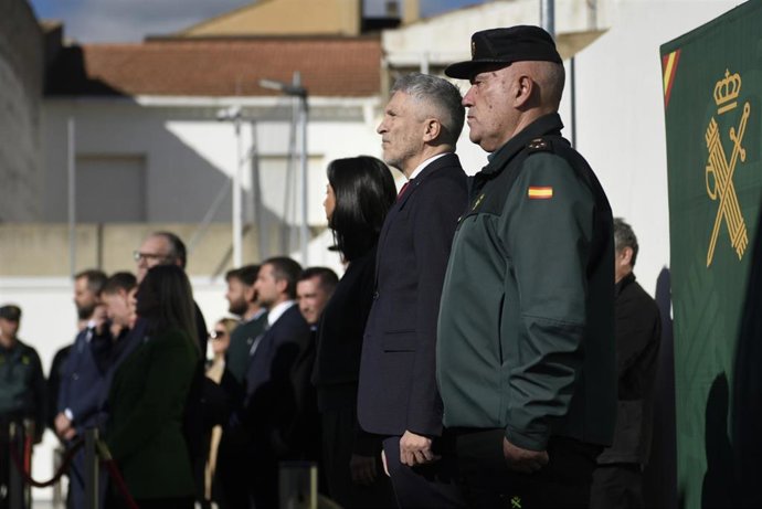 El ministro del Interior, Fernando Grande-Marlaska (c), durante la inauguración del nuevo cuartel de la Guardia Civil en Caudete.